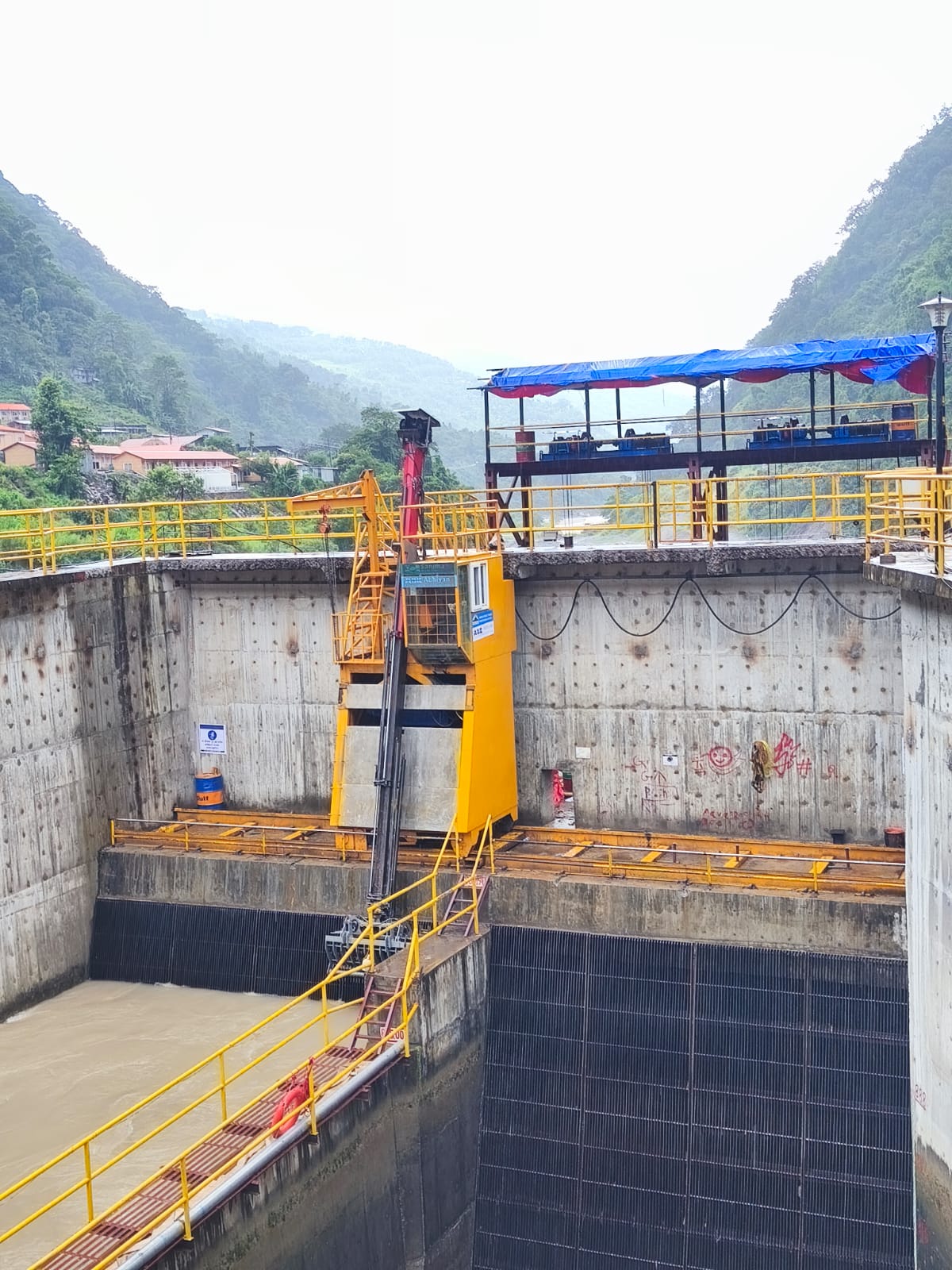 trash rack cleaning machine full view