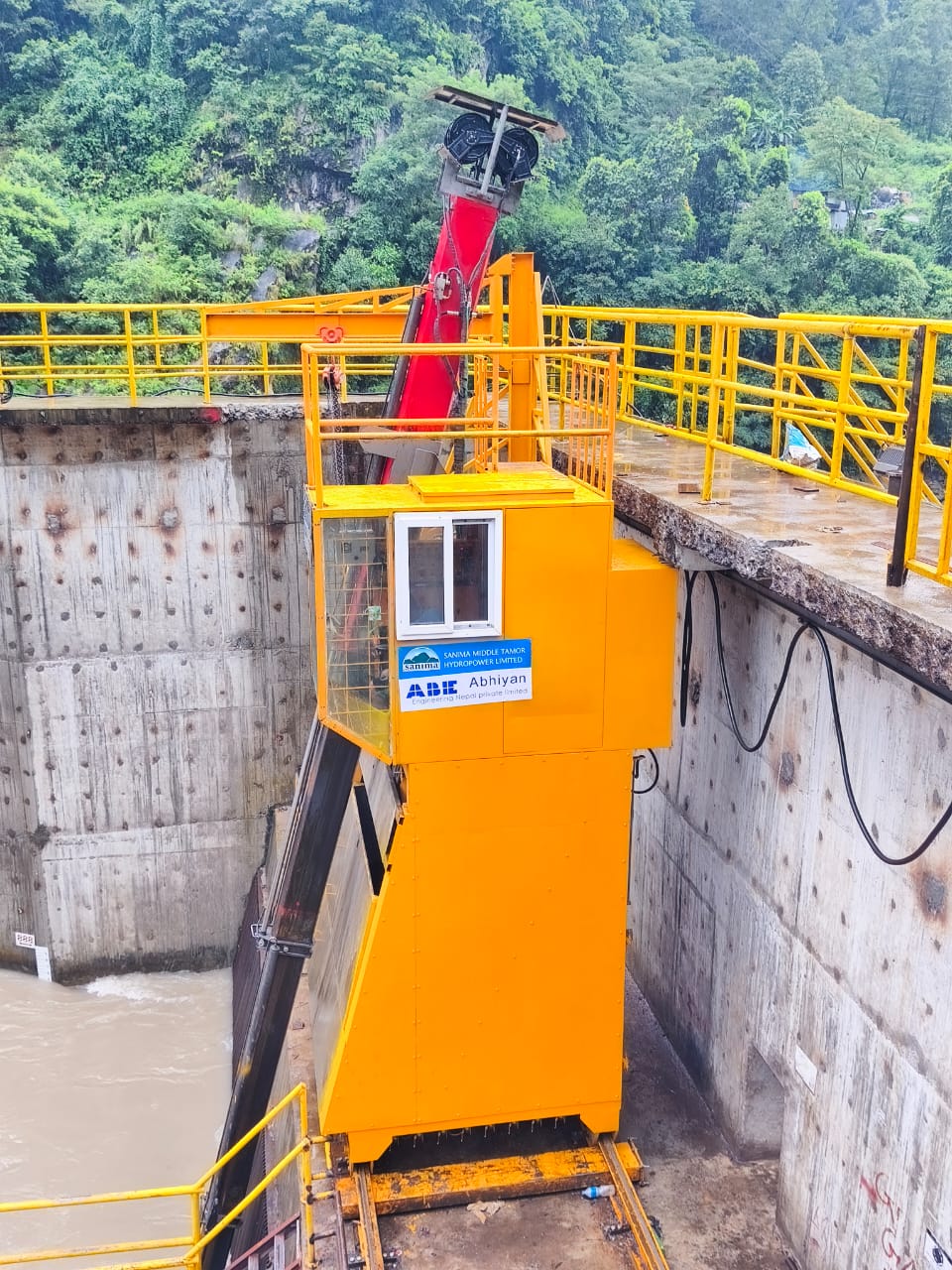 trash rack cleaning machine side view